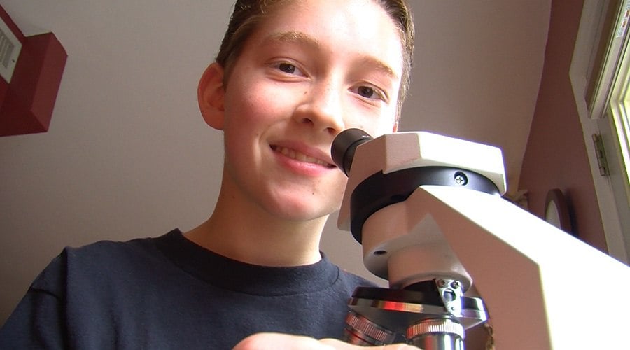PA Virtual middle school student uses microscope